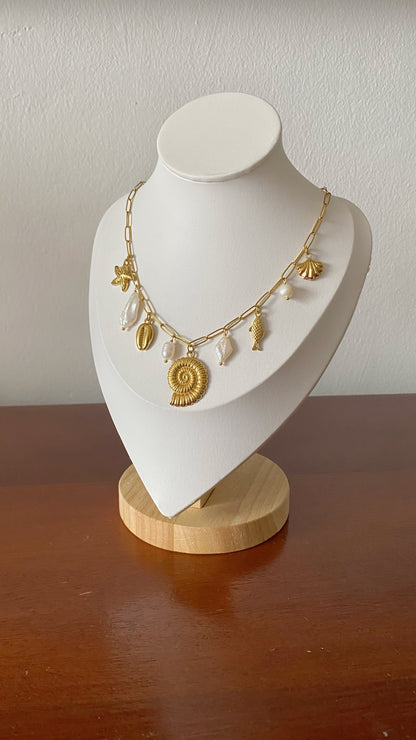 Cadena con perlas y dijes playeros