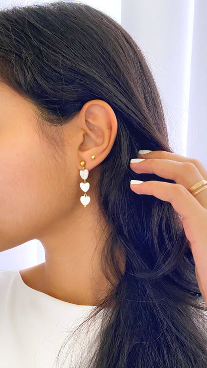 Aretes de corazones de nácar