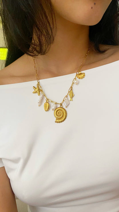Cadena con perlas y dijes marinos