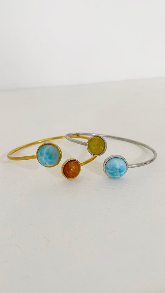 Brazalete ajustable con larimar y ámbar