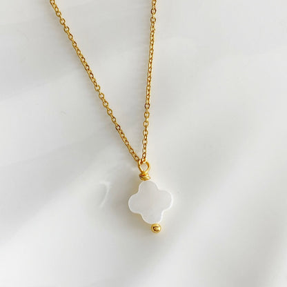 Cadena con dijes de nácar