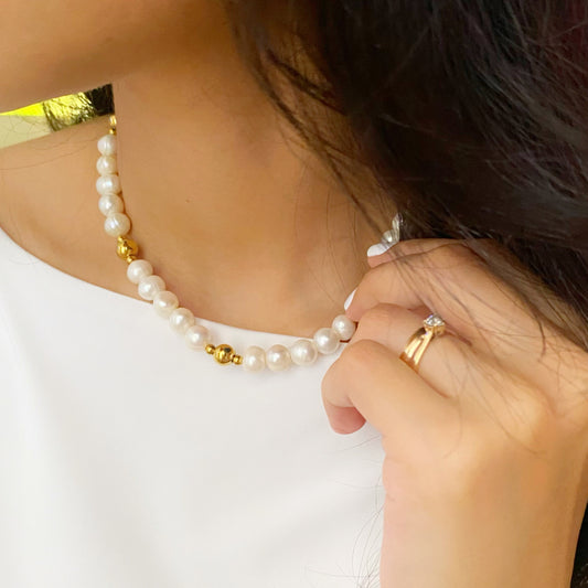 Collar de perlas de rio con bolas de acero