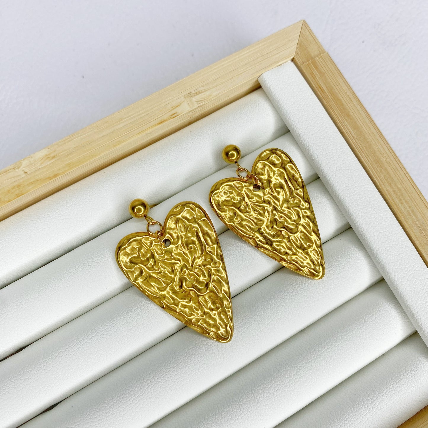 Aretes con corazón texturizado