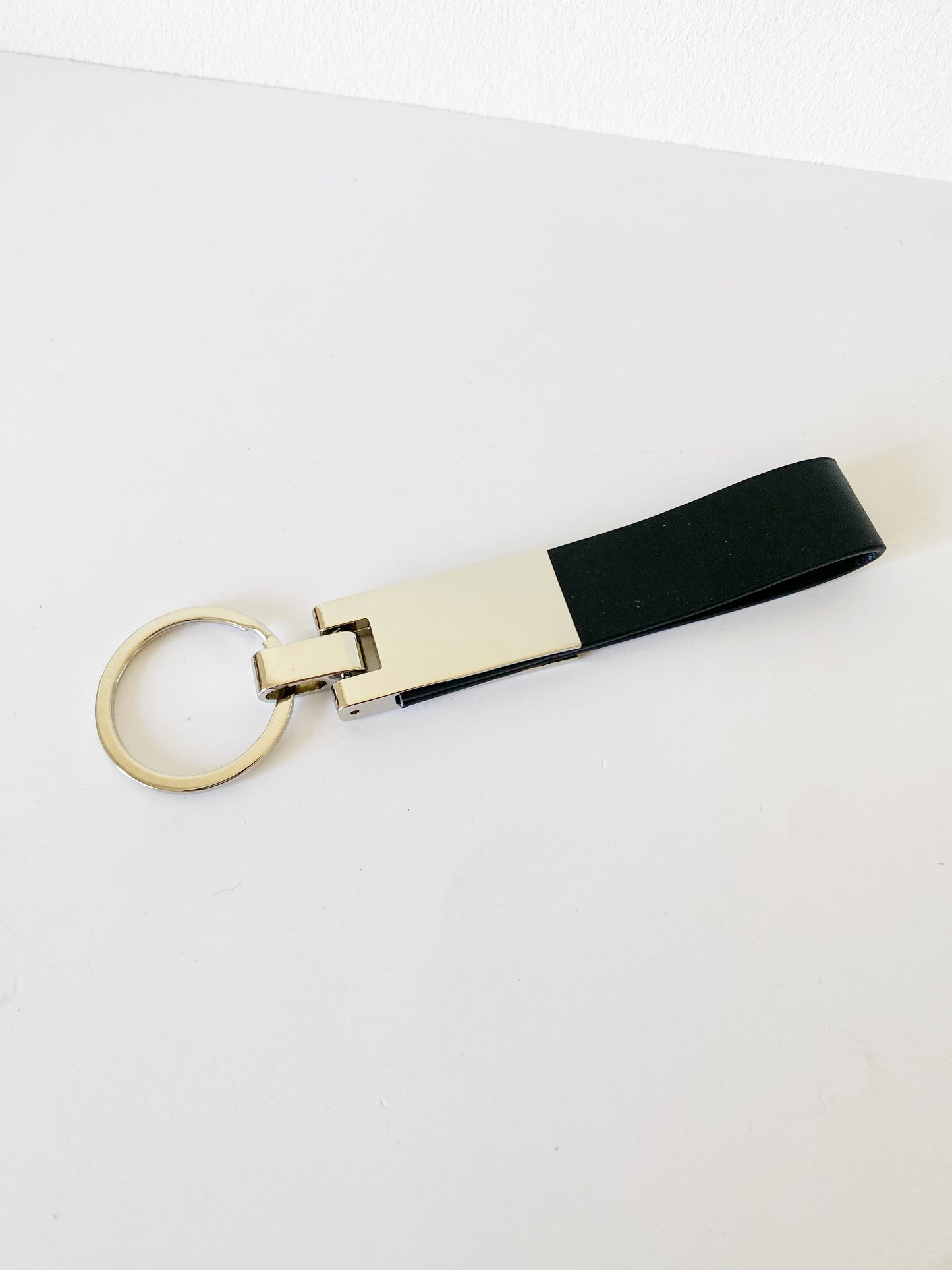 Llavero de piel y acero personalizado