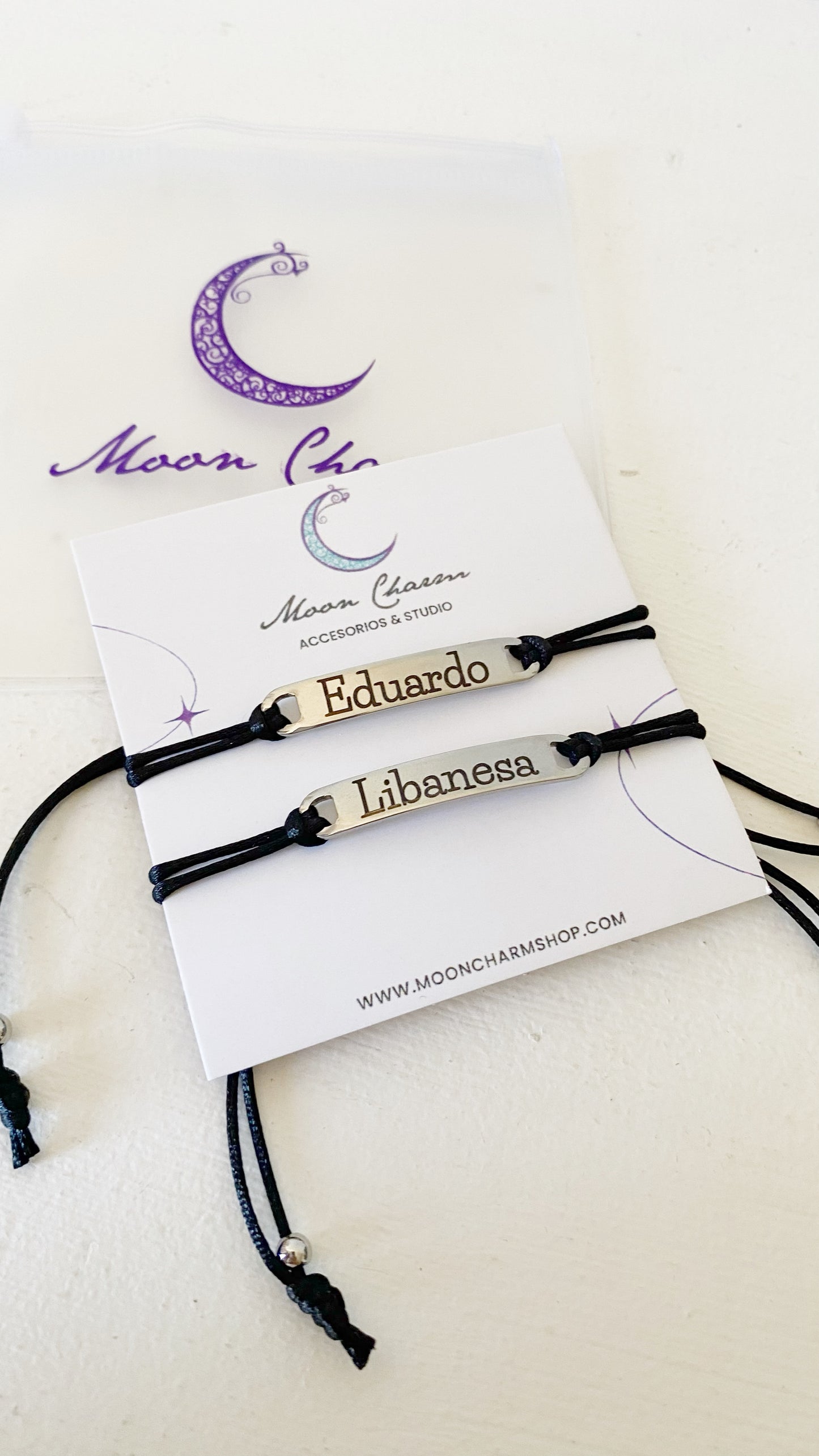 Pulsera de hilo negro con placa rectangular personalizada