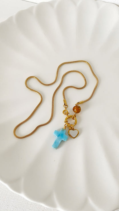Cadena con cruz de larimar, ámbar y corazón con nácar
