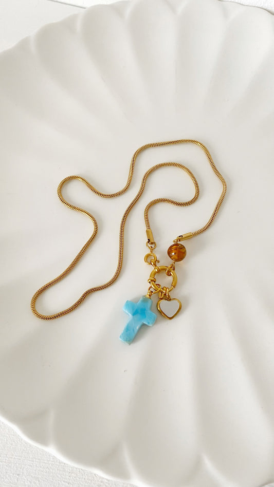 Cadena con cruz de larimar, ámbar y corazón con nácar