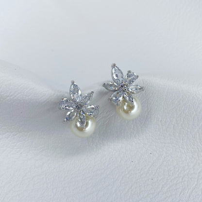 Aretes de flor con zirconias y perla
