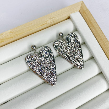 Aretes con corazón texturizado