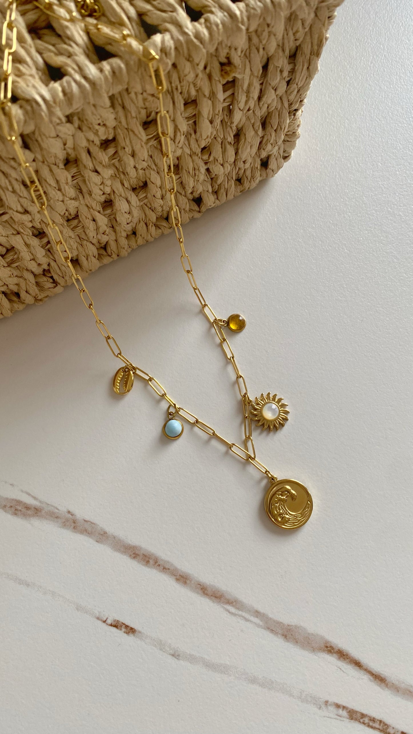 Cadena con ámbar, larimar, nácar y dijes marinos