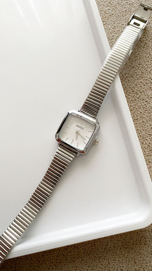 Reloj cuadrado plateado con blanco