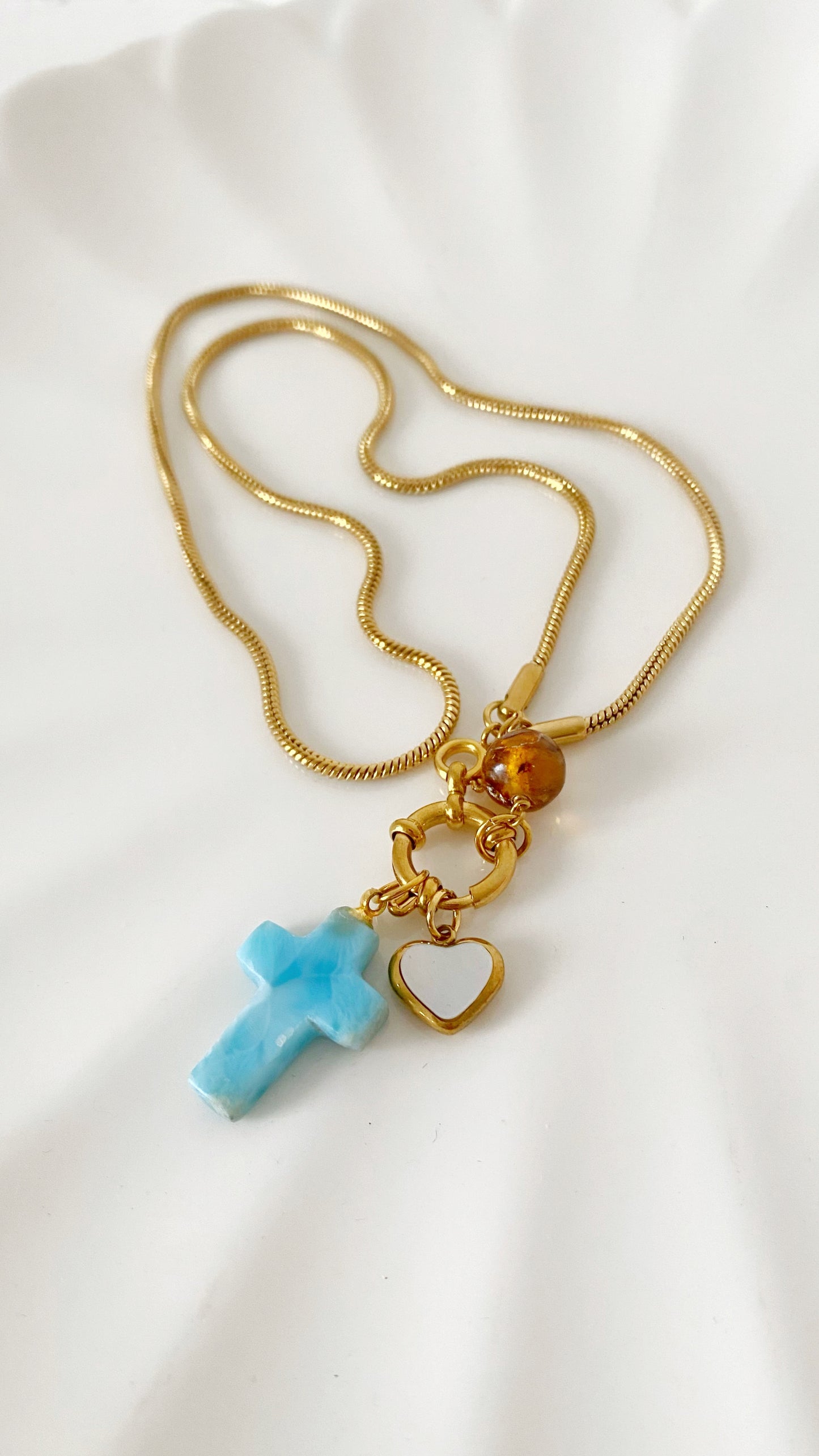 Cadena con cruz de larimar, ámbar y corazón con nácar
