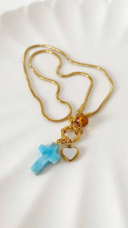 Cadena con cruz de larimar, ámbar y corazón con nácar