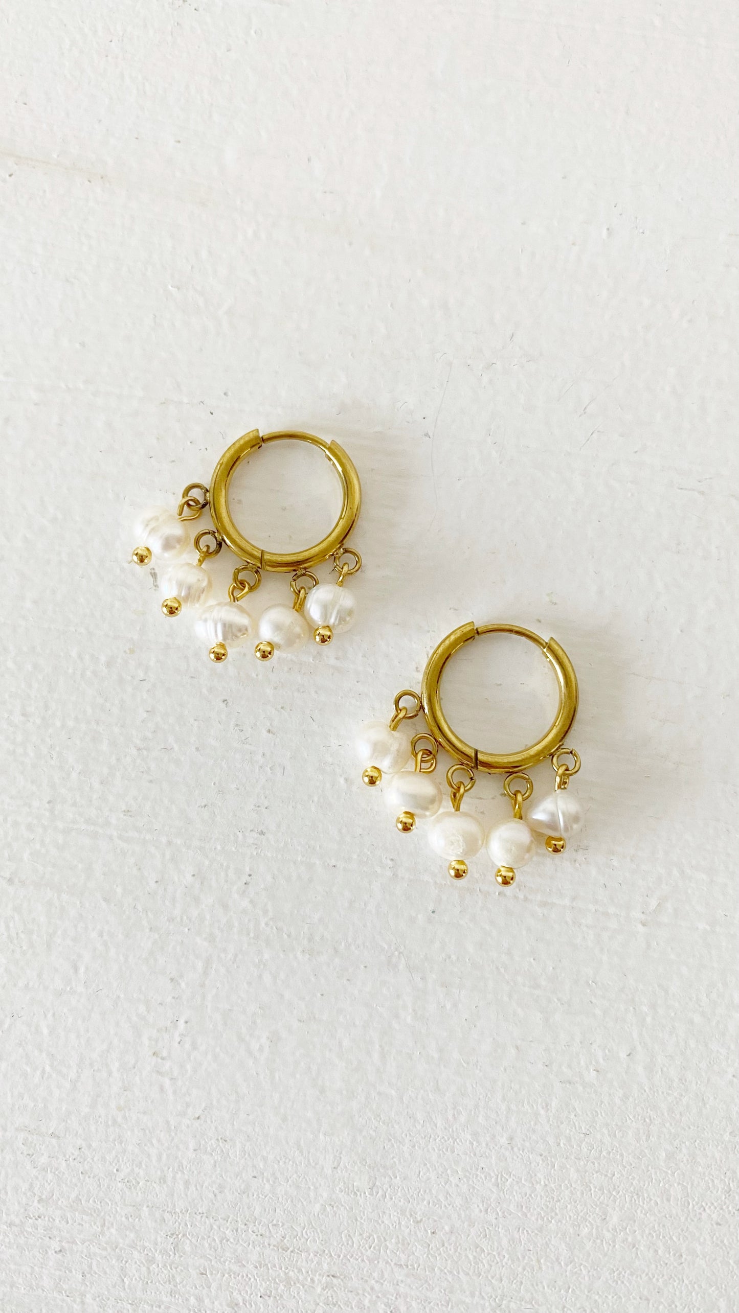 Argollas con perlas de rio