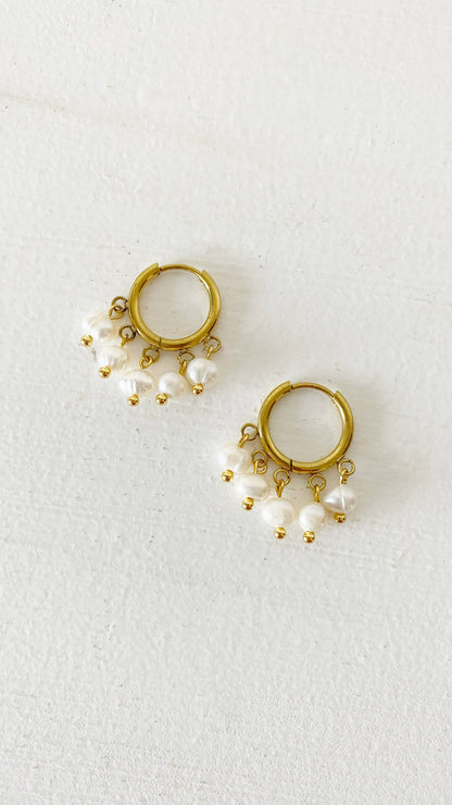 Argollas con perlas de rio