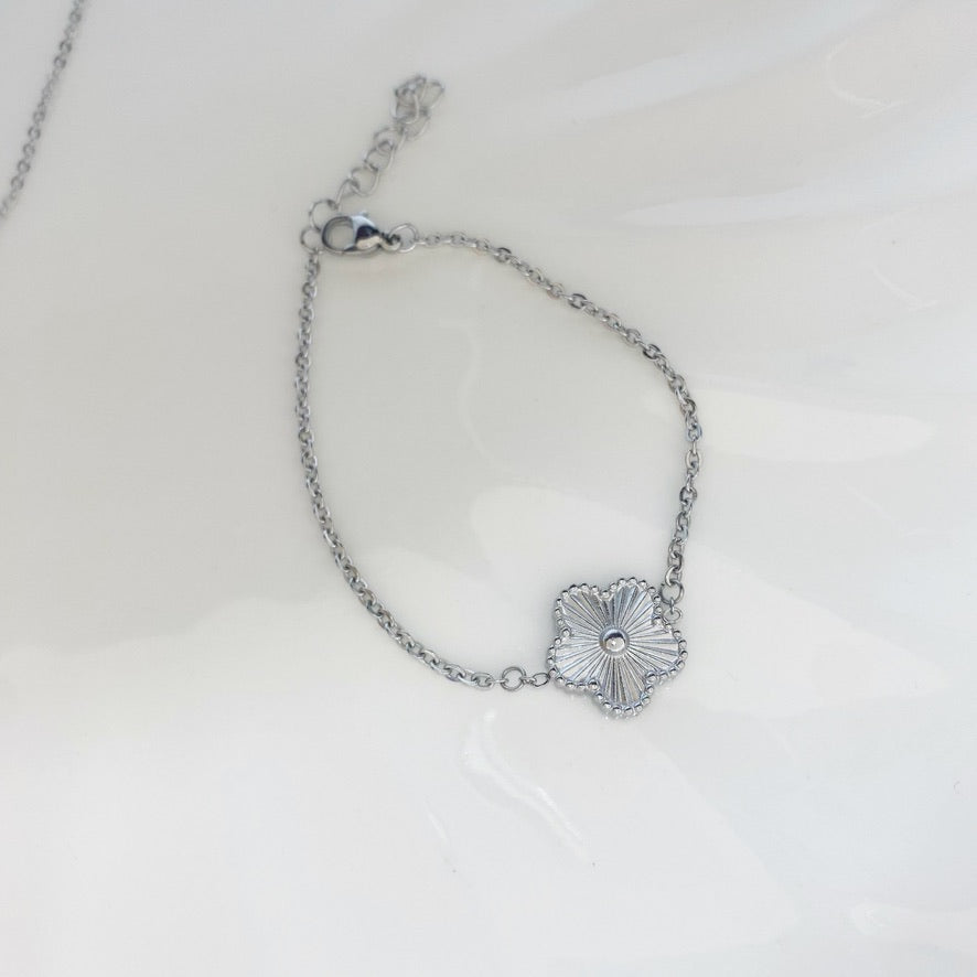 Pulsera con flor plateada