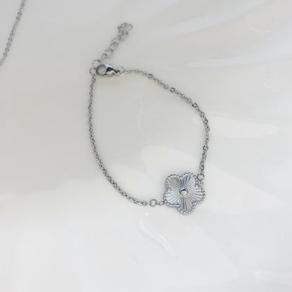 Pulsera con flor plateada
