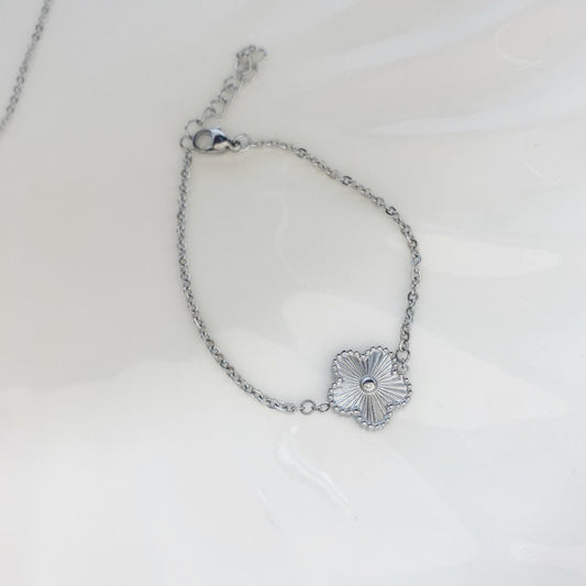 Pulsera con flor plateada
