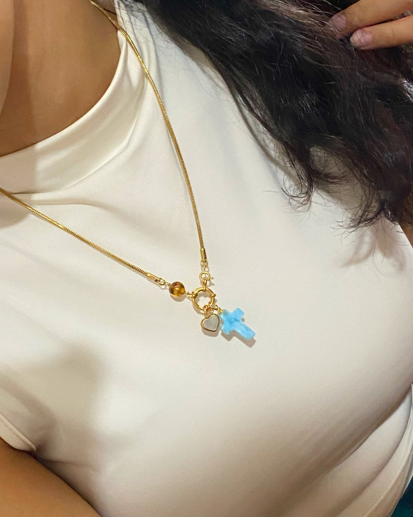 Cadena con cruz de larimar, ámbar y corazón con nácar