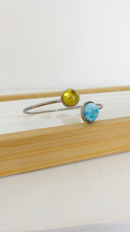 Brazalete ajustable con larimar y ámbar