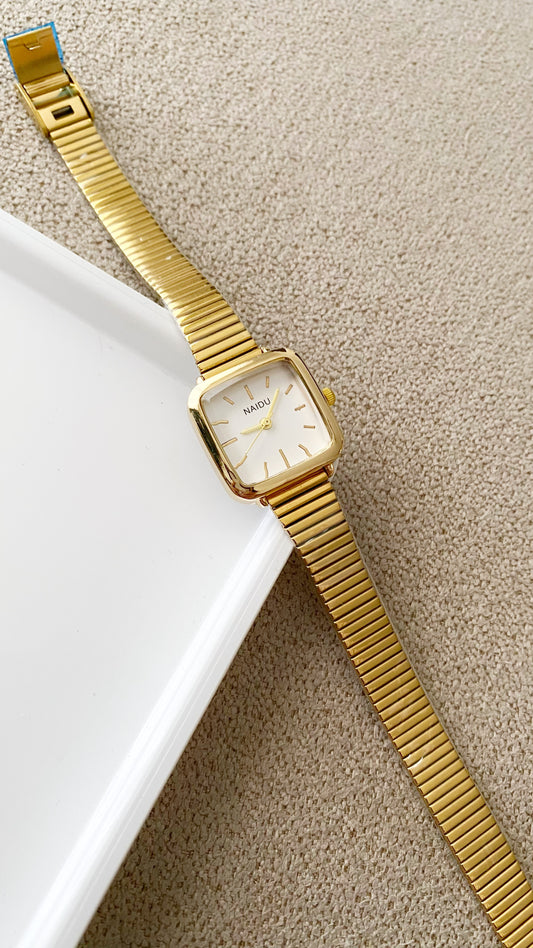 Reloj cuadrado dorado con blanco