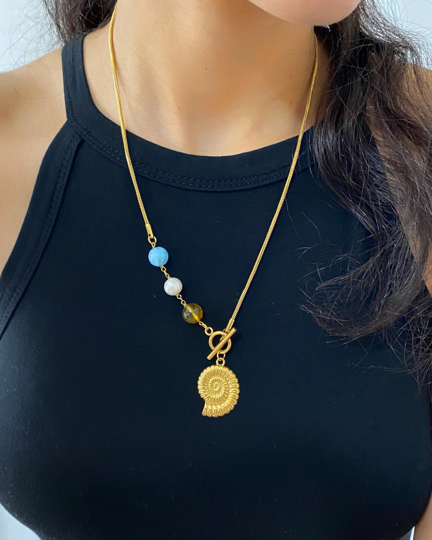 Cadena con caracol y larimar, ámbar y perla de rio