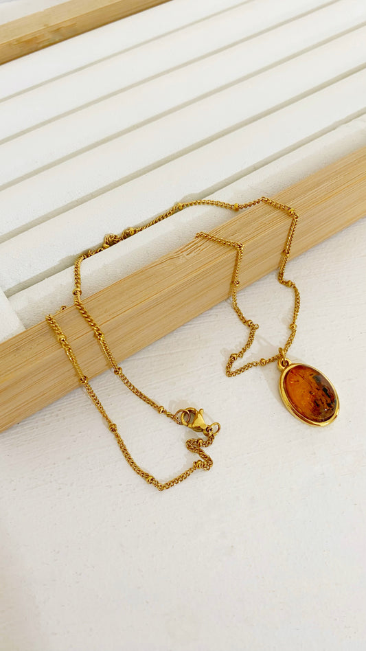 Cadena con ámbar ovalado