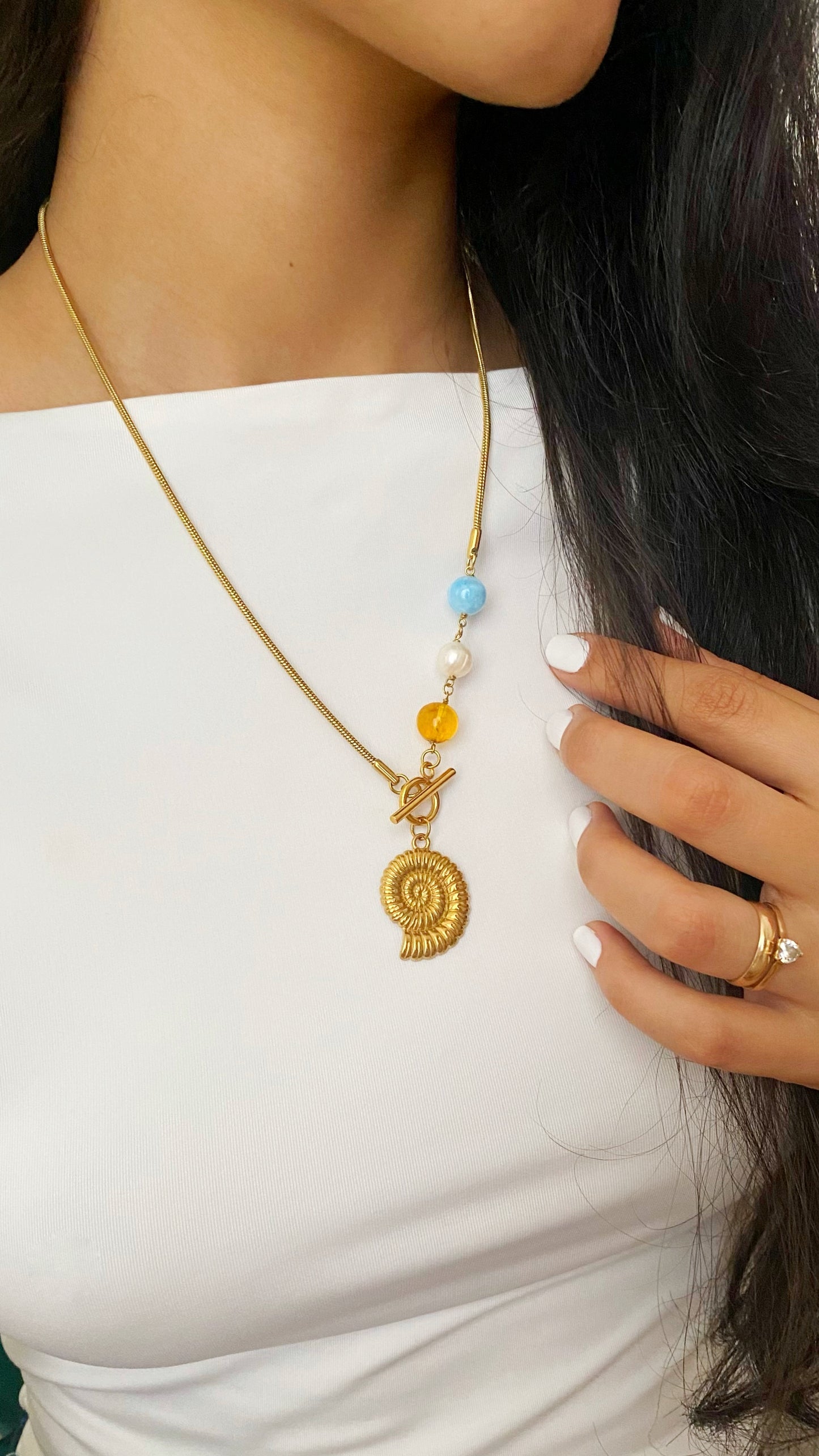 Cadena con caracol y larimar, ámbar y perla de rio