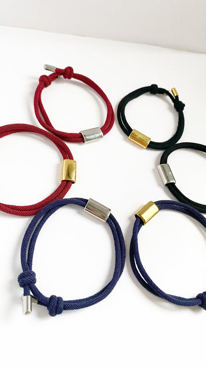 Pulsera de hilo con placa rectangular personalizada