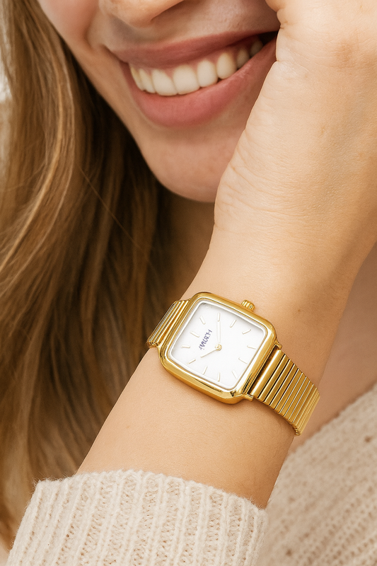 Reloj cuadrado dorado con blanco