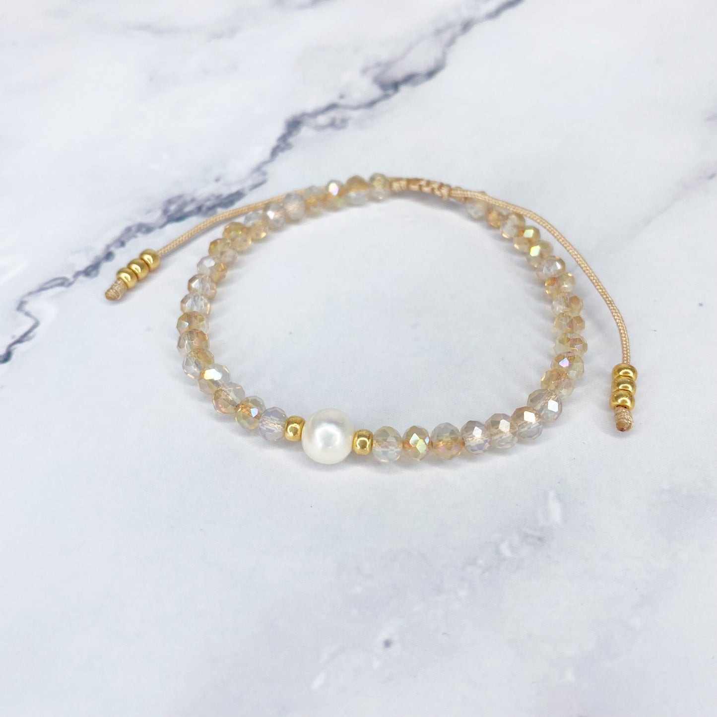 Pulsera de cristales con perla de rio
