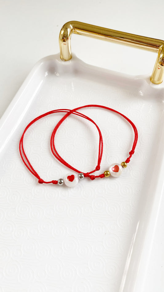 Pulsera de hilo con corazón rojo en nácar