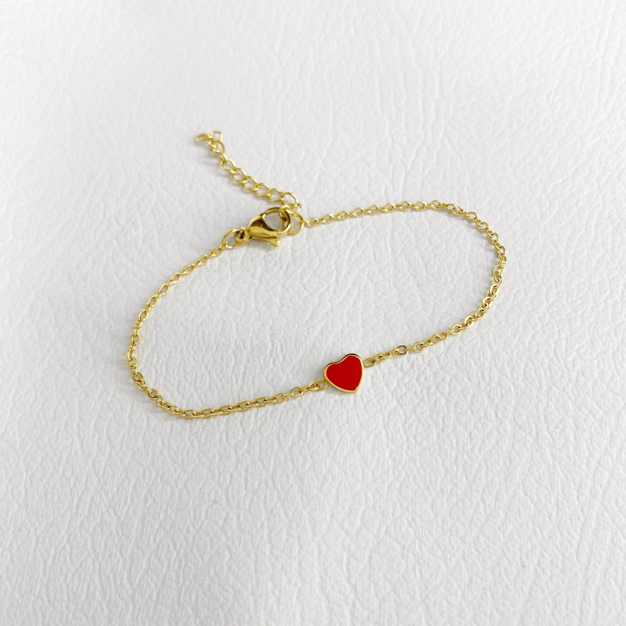 Pulsera con corazón rojo