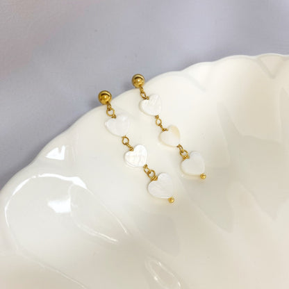 Aretes de corazones de nácar