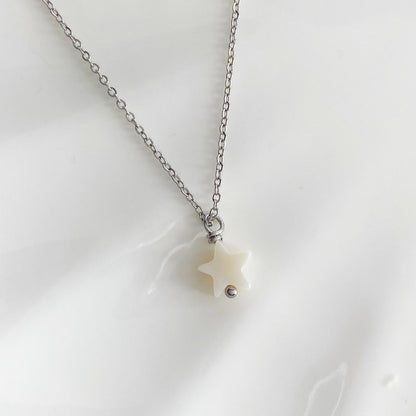 Cadena con dijes de nácar