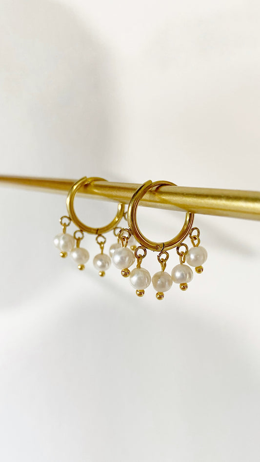 Argollas con perlas de rio