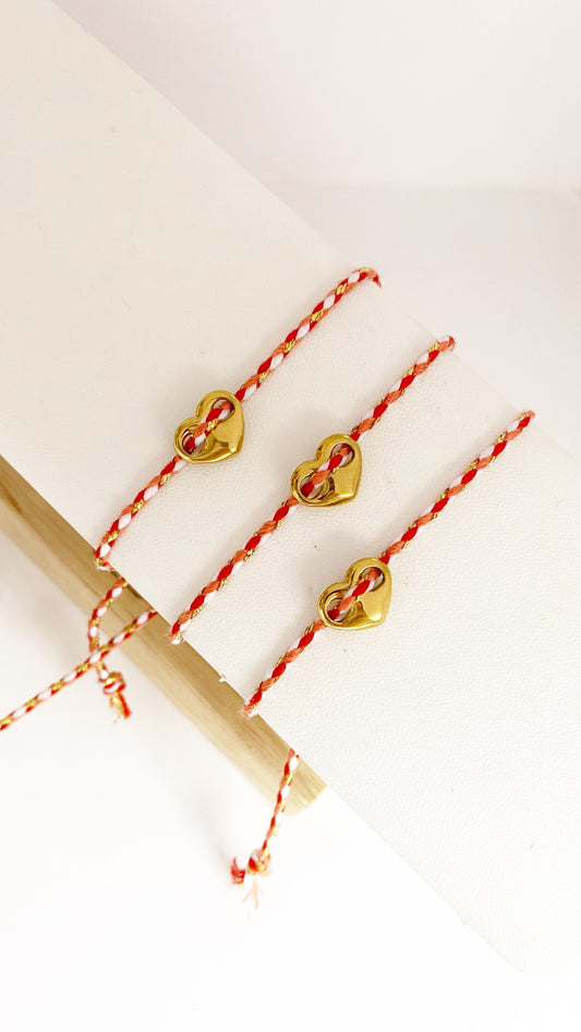 Pulsera de hilo con corazón