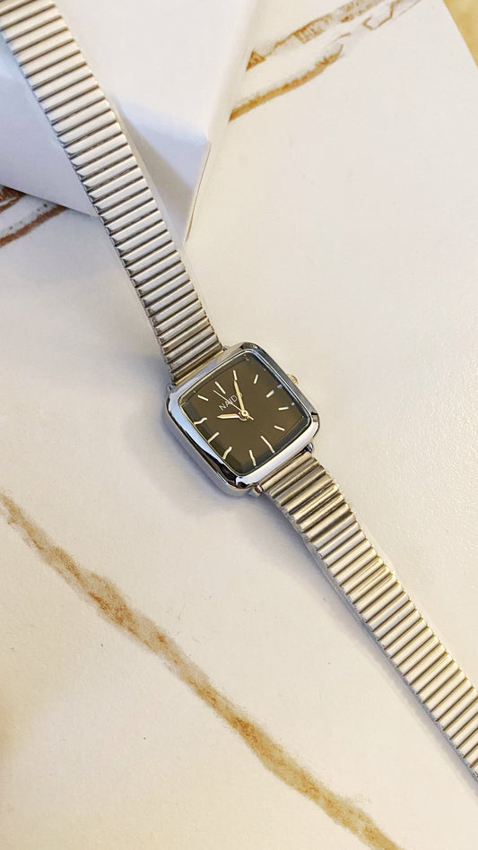 Reloj cuadrado plateado con negro