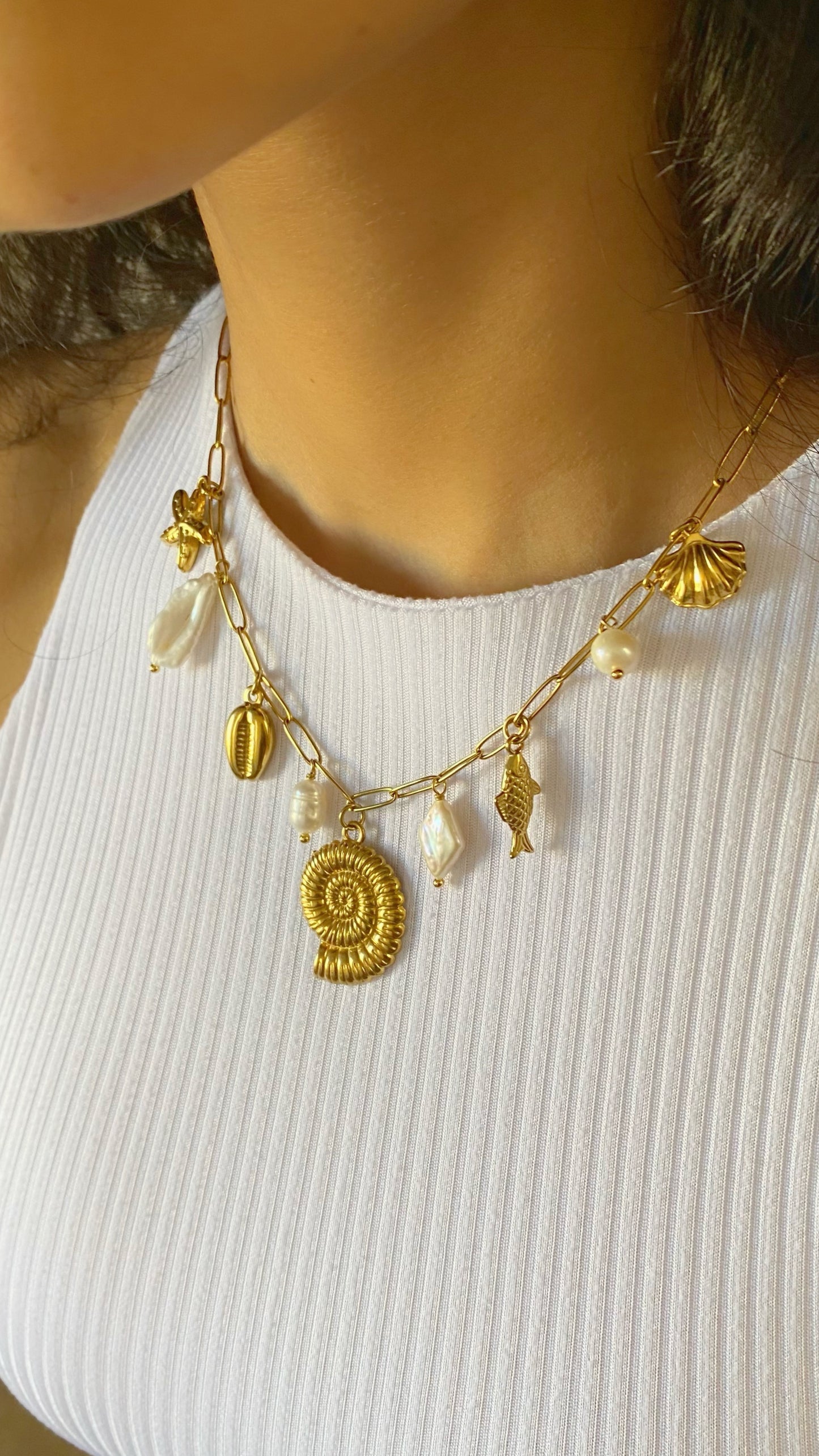 Cadena con perlas y dijes marinos