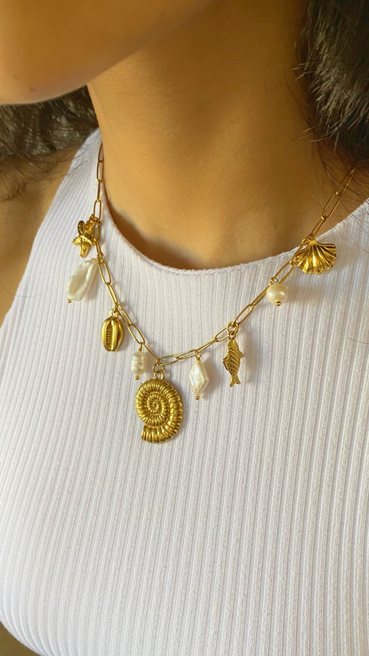 Cadena con perlas y dijes marinos