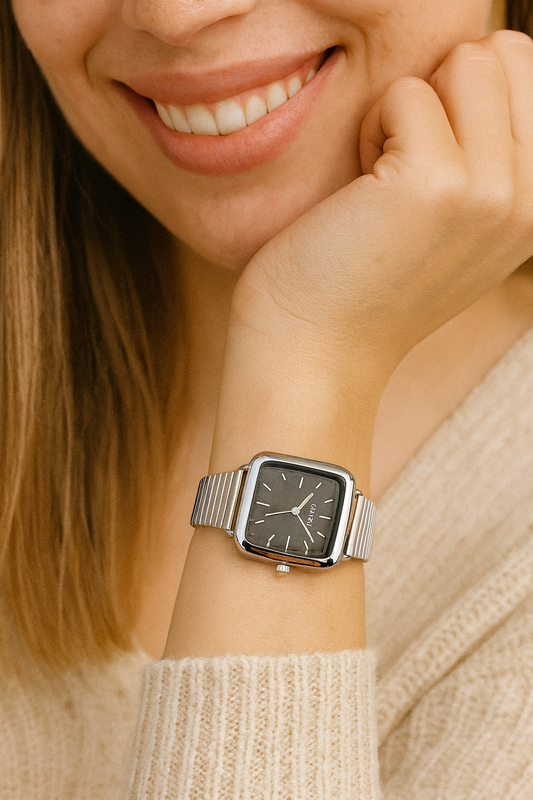 Reloj cuadrado plateado con negro