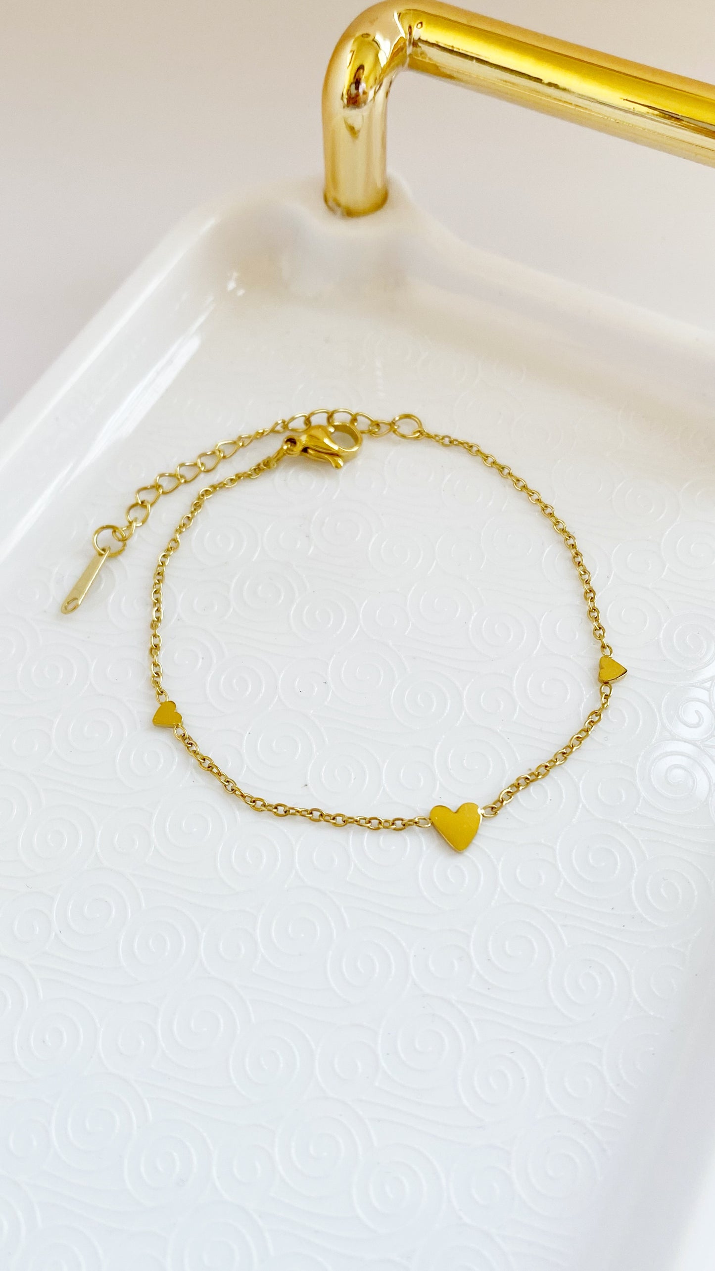 Pulsera con corazones