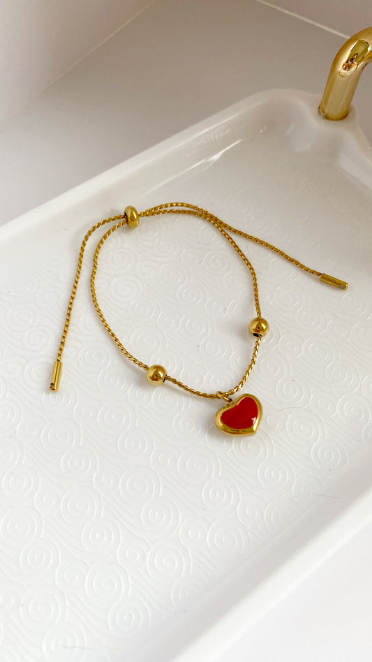 Pulsera con corazón rojo