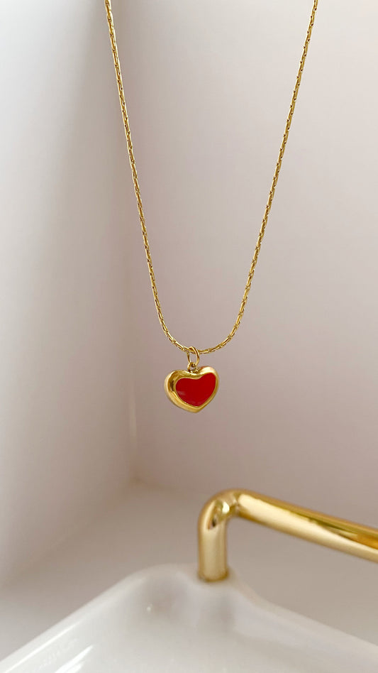 Cadena con corazón rojo