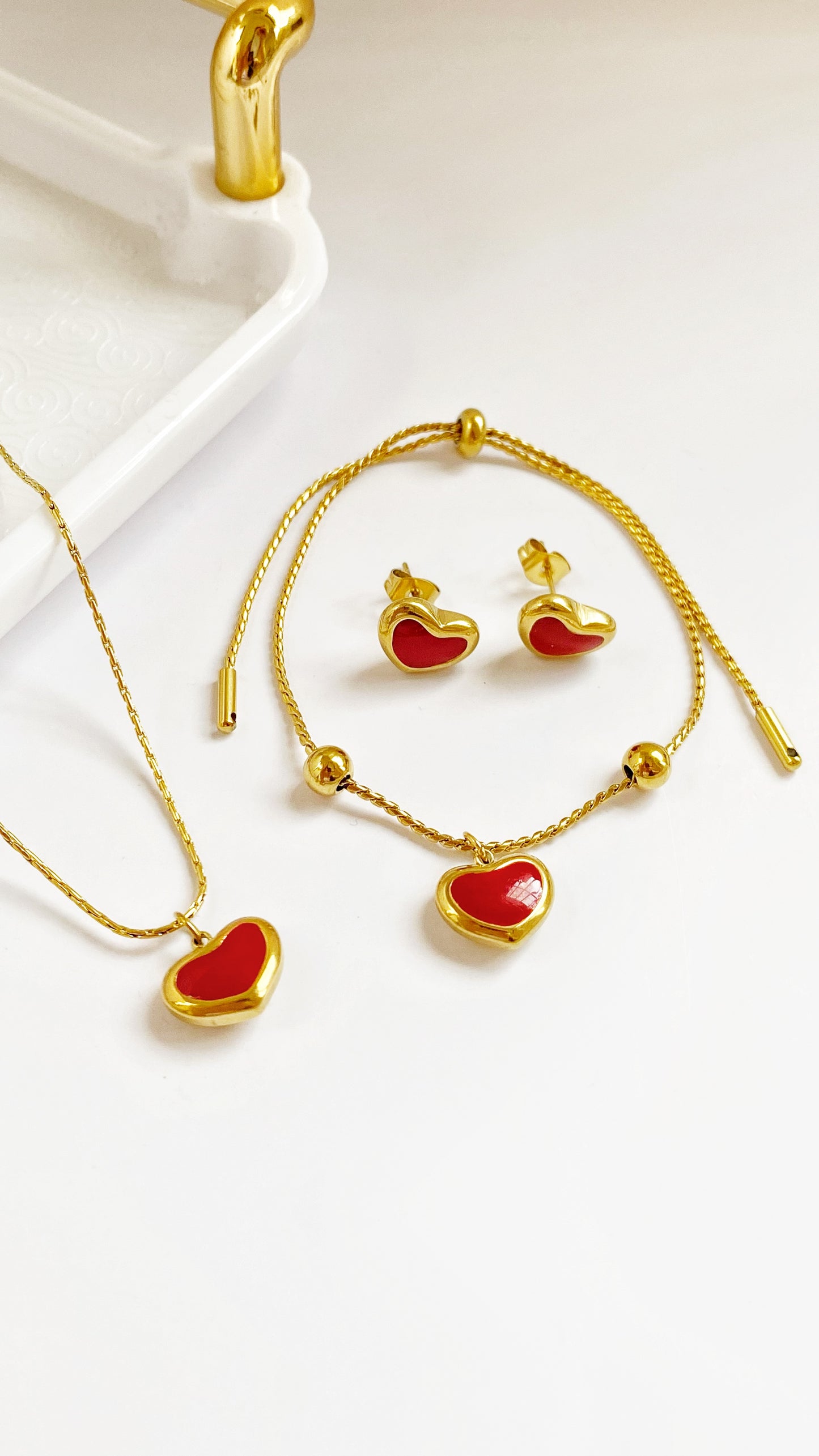Pulsera con corazón rojo