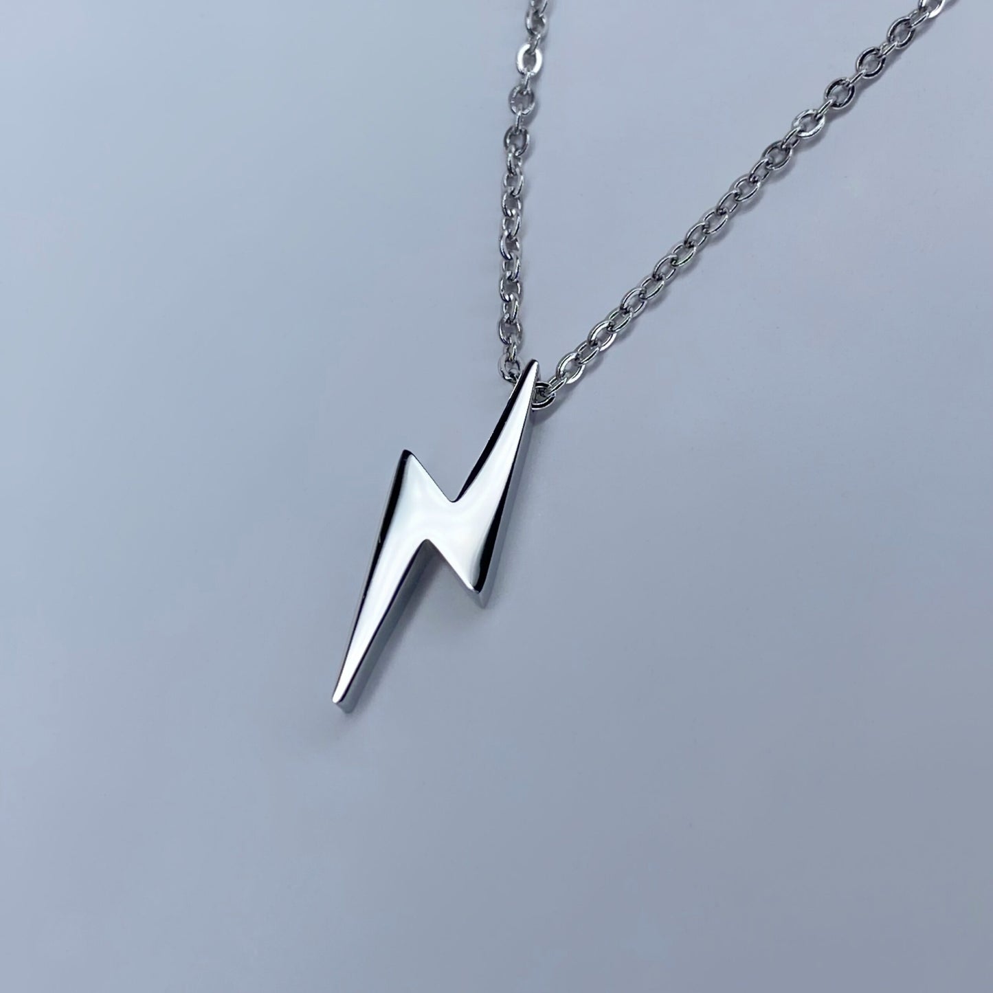 Cadena con rayo