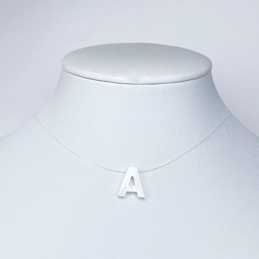 Collar de letra de nácar en hilo fantasma