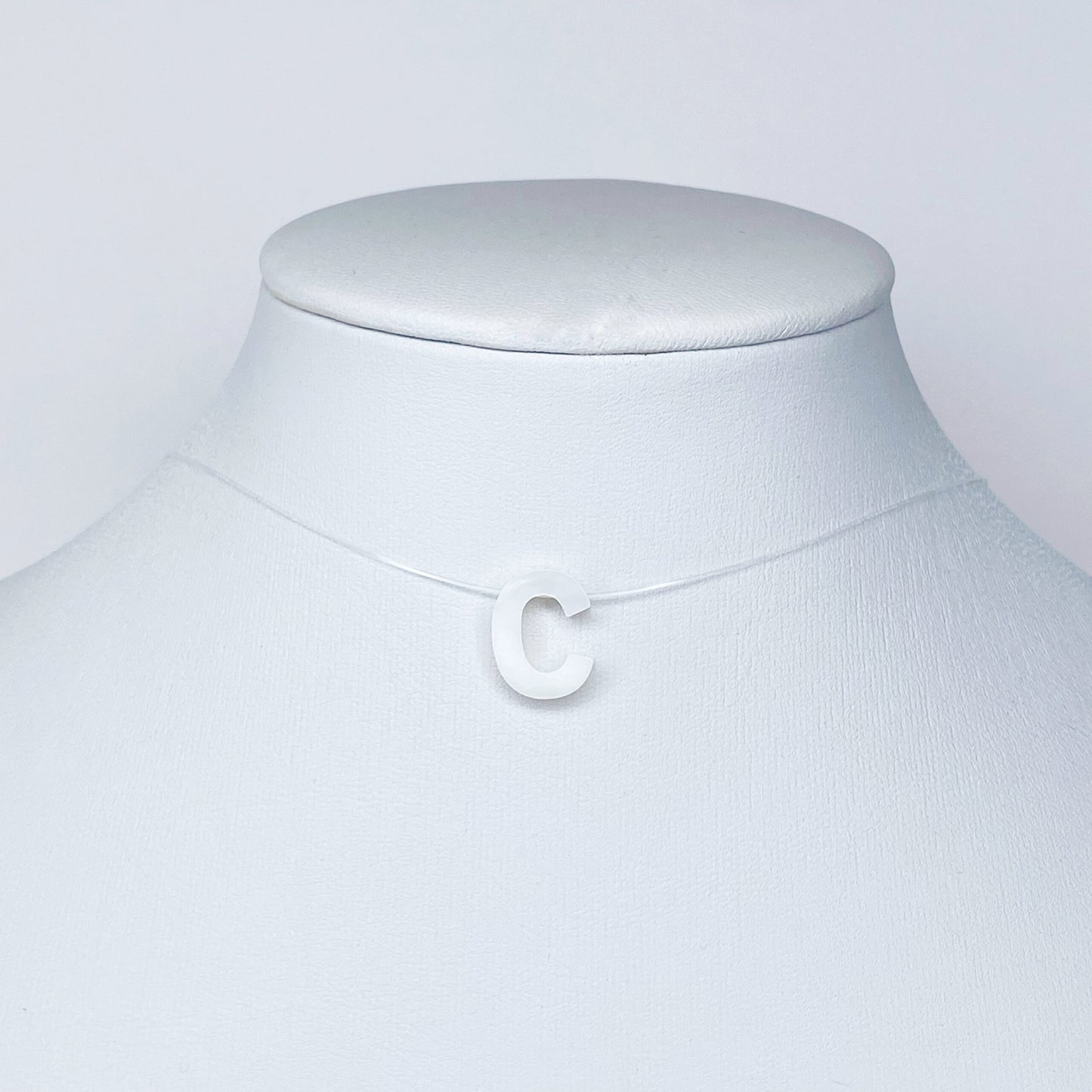 Collar de letra de nácar en hilo fantasma