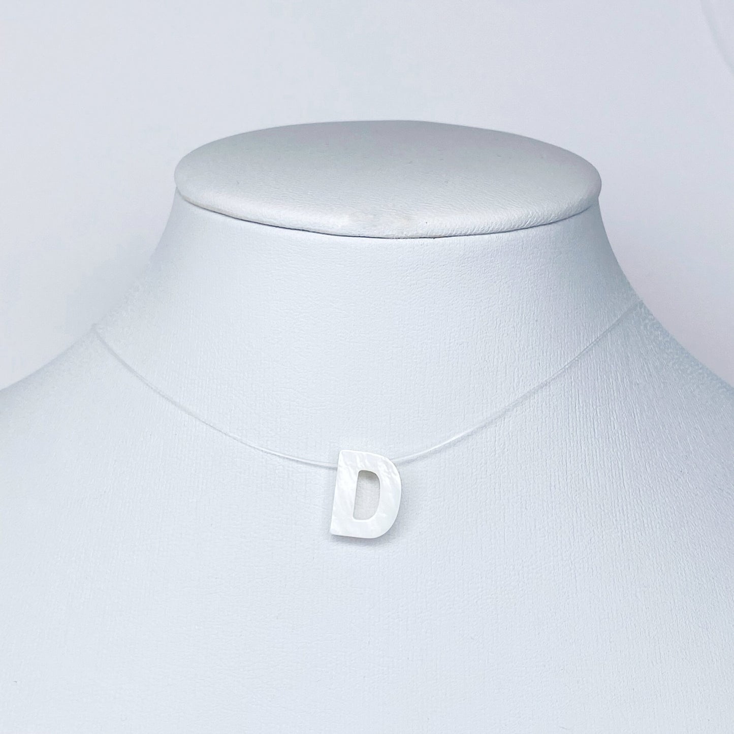 Collar de letra de nácar en hilo fantasma