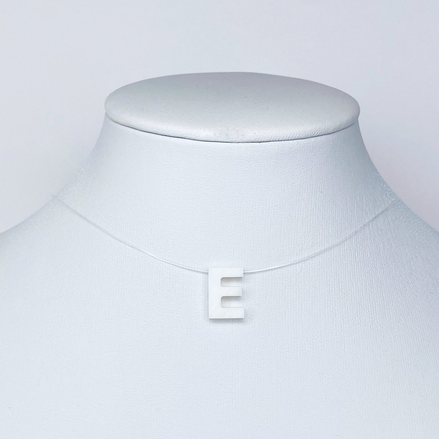 Collar de letra de nácar en hilo fantasma